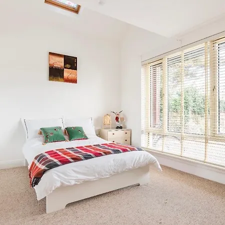 Double Bedroom With Private Toilet And Shower, Easy To Center 더블린