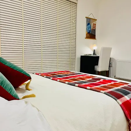 Rum i privatbostad Double Bedroom With Private Toilet And Shower, Easy To Center Dublin