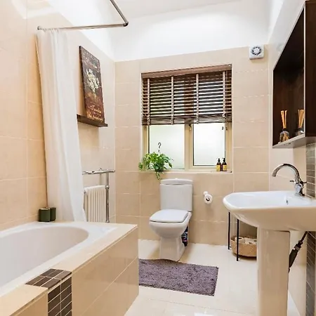 Rum i privatbostad Double Bedroom With Private Toilet And Shower, Easy To Center