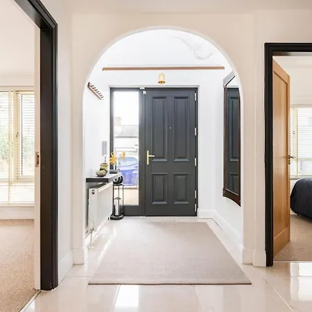 Double Bedroom With Private Toilet And Shower, Easy To Center *