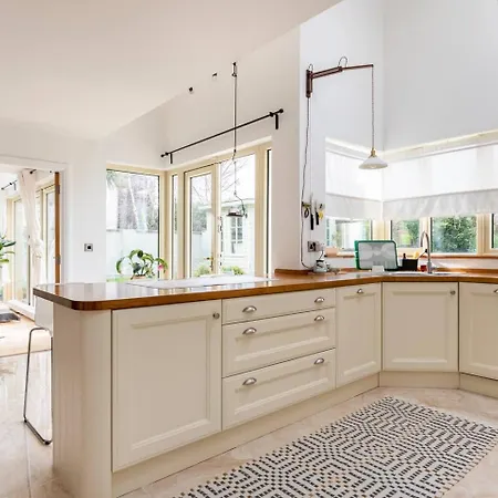 Rum i privatbostad Double Bedroom With Private Toilet And Shower, Easy To Center *