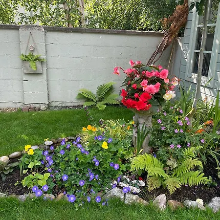 Double Bedroom With Private Toilet And Shower, Easy To Center *