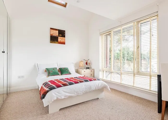 Double Bedroom With Private Toilet And Shower, Easy To Center Dublin