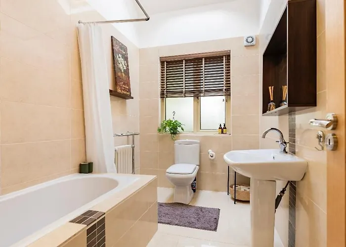 Homestay szállás Double Bedroom With Private Toilet And Shower, Easy To Center