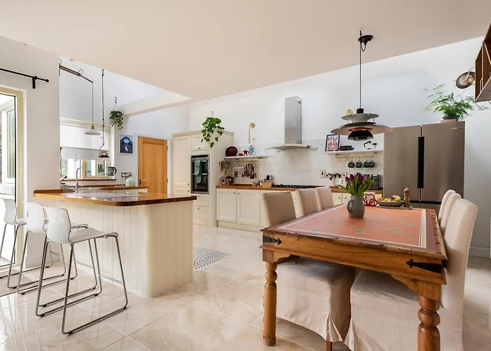 Homestay szállás Double Bedroom With Private Toilet And Shower, Easy To Center Dublin