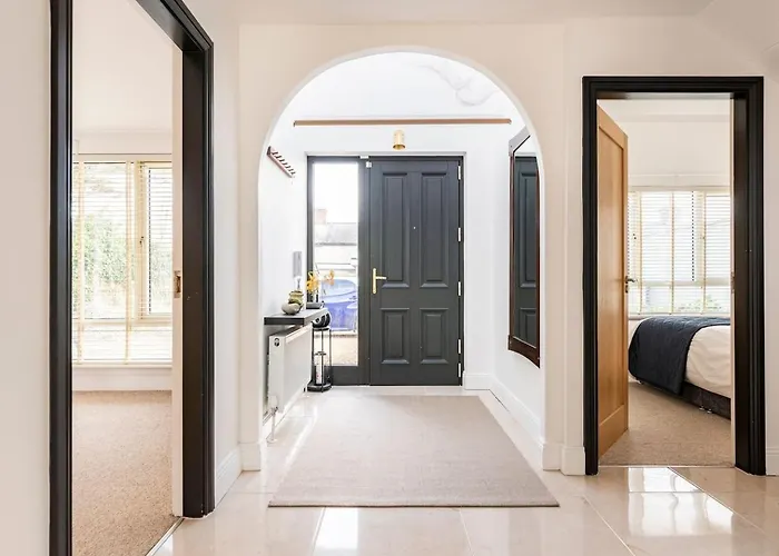 Double Bedroom With Private Toilet And Shower, Easy To Center *