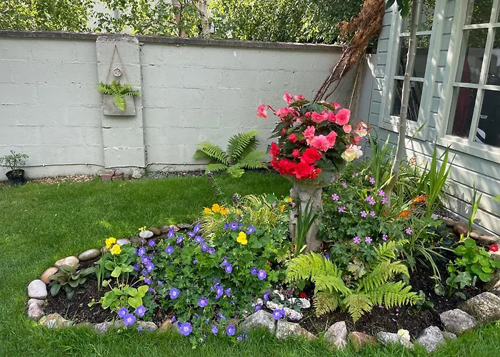 Double Bedroom With Private Toilet And Shower, Easy To Center *