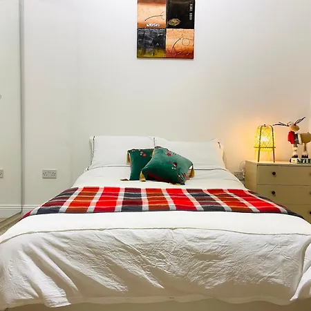 בית אירוח Double Bedroom With Private Toilet And Shower, Easy To Center