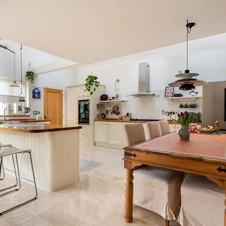 Privat bolig Double Bedroom With Private Toilet And Shower, Easy To Center Dublin