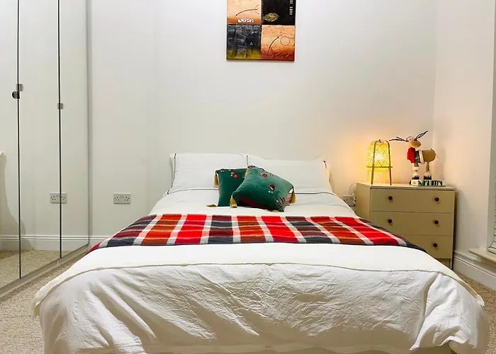 Homestay Double Bedroom With Private Toilet And Shower, Easy To Center