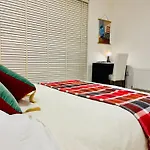 Ubytování v soukromí Double Bedroom With Private Toilet And Shower, Easy To Center Dublin