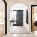 Double Bedroom With Private Toilet And Shower, Easy To Center *